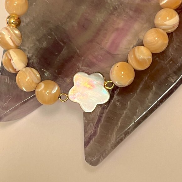 Mother of Pearl with MOP Flower Focal Stretch Bracelet - Picture 1 of 4